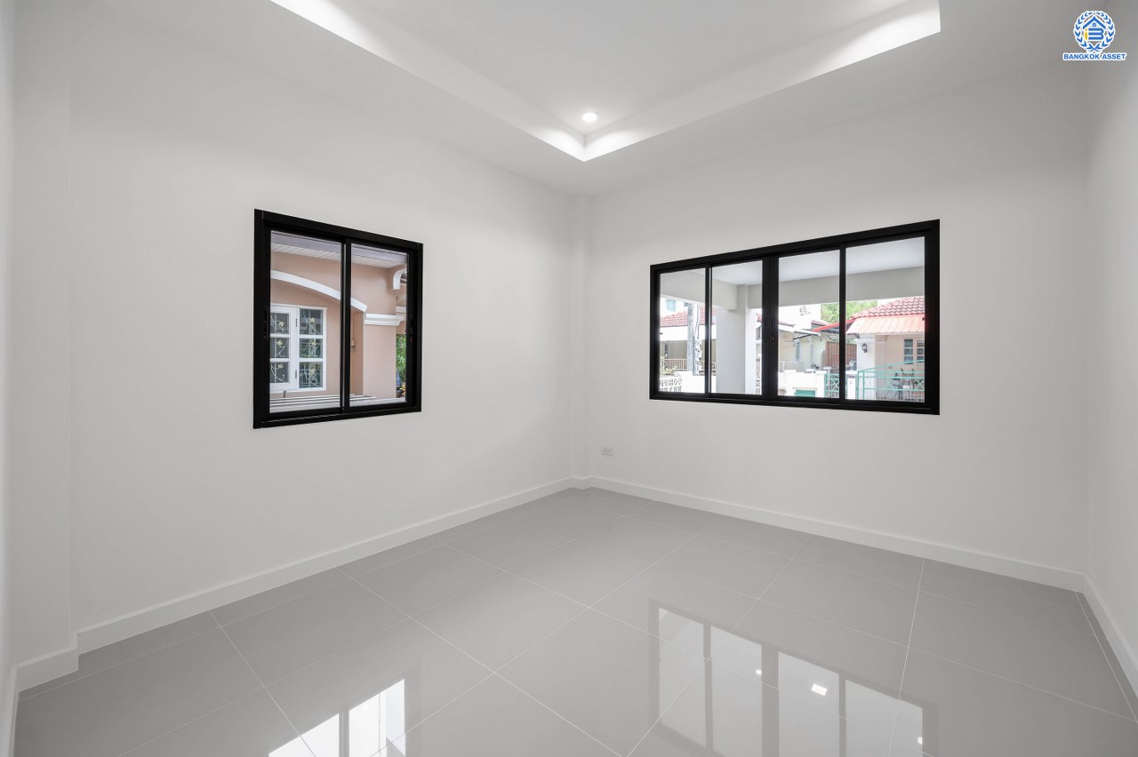 บ้านมือสองตกแต่งใหม่ โครงการ รติรมย์2 ราชพฤกษ์-กาญจนาภิเษก ซ.สวนผัก32 ส่วนกลางครบครัน พร้อมอยู่ เนื้อที่ 56 ตร.ว. ฟังก์ชัน 3 ห้องนอน 2 ห้องน้ำ 1 ห้องอเนกประสงค์ จอดรถได้ 2 คัน บนทำเลศักยภาพ เชื่อมต่อหลายเส้นทาง ใกล้ทางด่วน "ศรีรัช" และเซ็นทรัล เวสต์วิลล์...